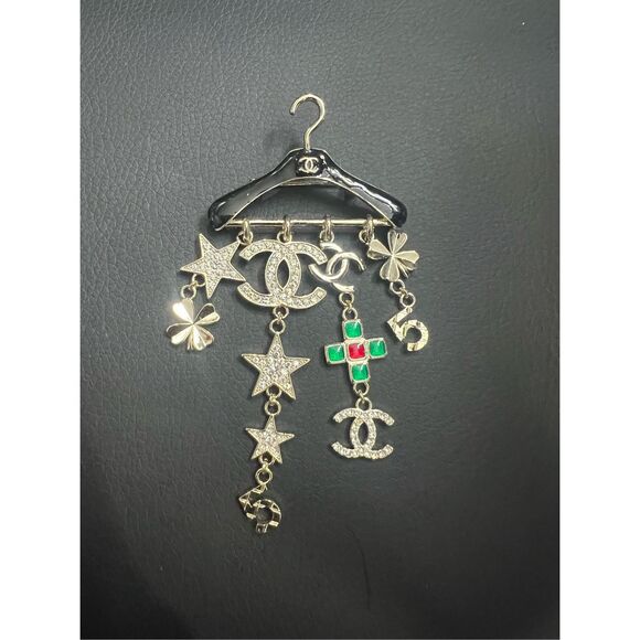 Chanel hanger dangling charms cc brooch pin Gold - Picture 1 of 5